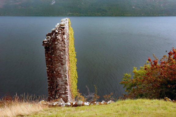 Overgebleven muur van Urquhart castle Overgebleven muur van Urquhart castle