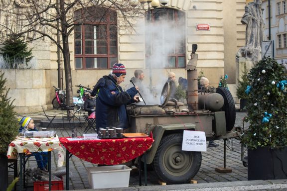 Vrijwillige brandweer verkoopt Glühwein en Chocomel