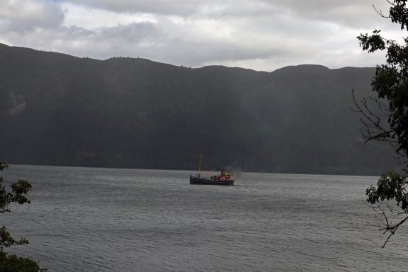 Eenzaam bootje op het gigantische Loch Ness meer Eenzaam bootje op het gigantische Loch Ness meer