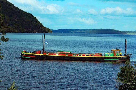 Groot schip op het Loch Ness meer Groot schip op het Loch Ness meer