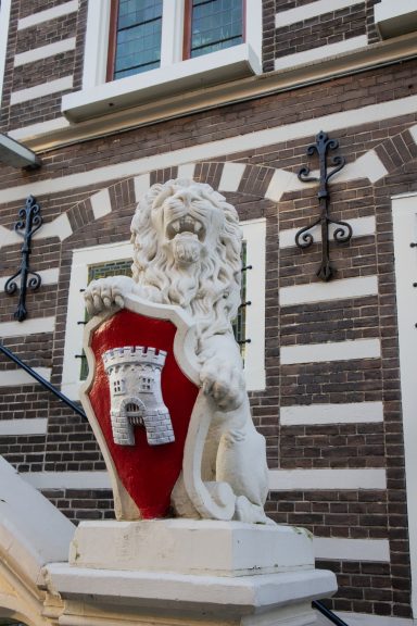 Standbeeld gemeentehuis