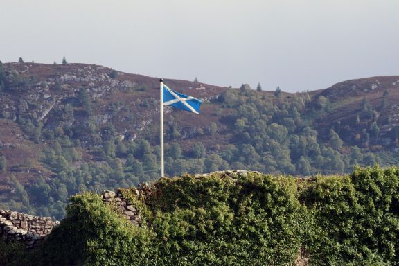 Schotse vlag aan het Loch Ness meer Schotse vlag aan het Loch Ness meer