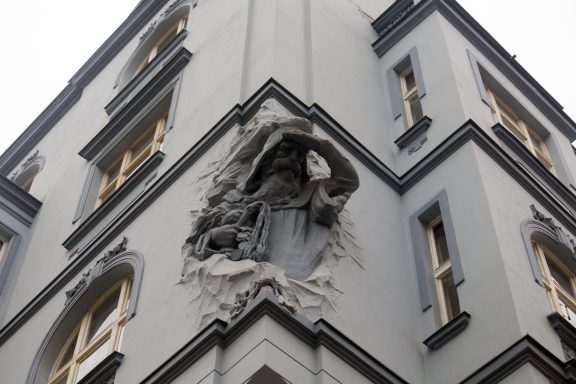 Standbeeld in gebouw