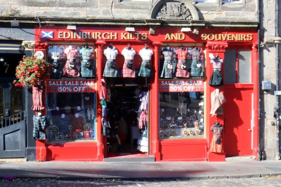 Een van de vele souvenirwinkeltjes Een van de vele souvenirwinkeltjes