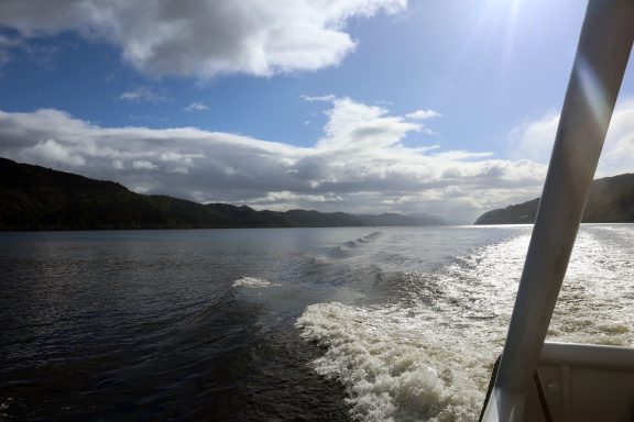 Loch Ness meer vanaf een bootje Loch Ness meer vanaf een bootje